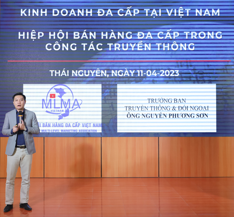 Ông Nguyễn Phương Sơn, Trưởng ban Đối ngoại và Truyền thông - Hiệp hội Bán hàng đa cấp Việt Nam chia sẻ tại  hội thảo. Nguồn: Amway.