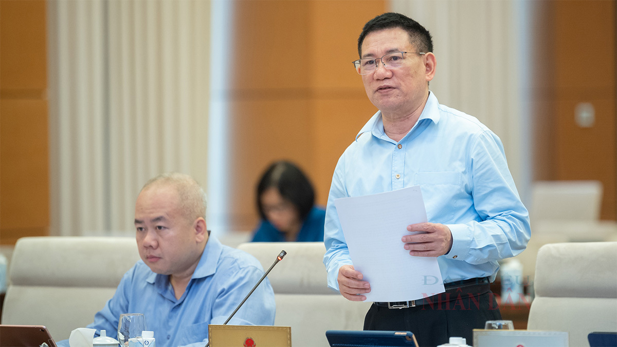 Bộ trưởng Bộ Tài chính Hồ Đức Phớc trình bày Tờ trình Dự án Nghị quyết của Quốc hội về giảm thuế GTGT.