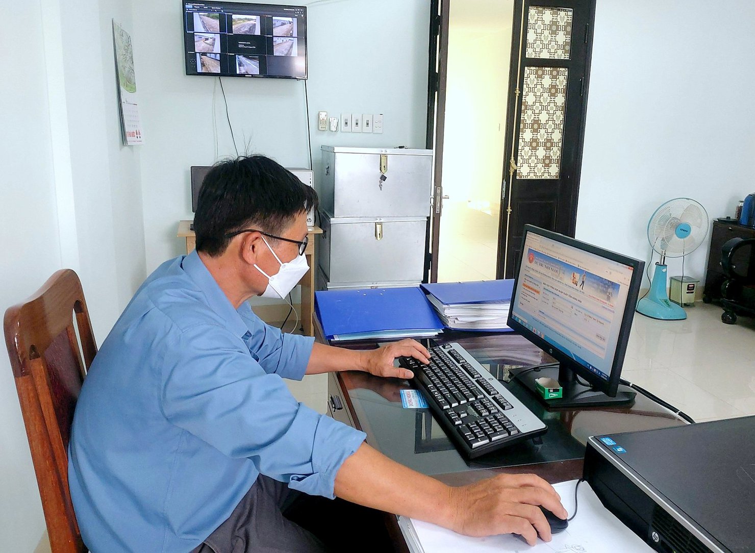 Cán bộ công chức Cục DTNN khu vực Nam Tây Nguyên thực hiện thao tác nghiệp vụ trên phần mềm vật tư hàng hóa của ngành DTNN.