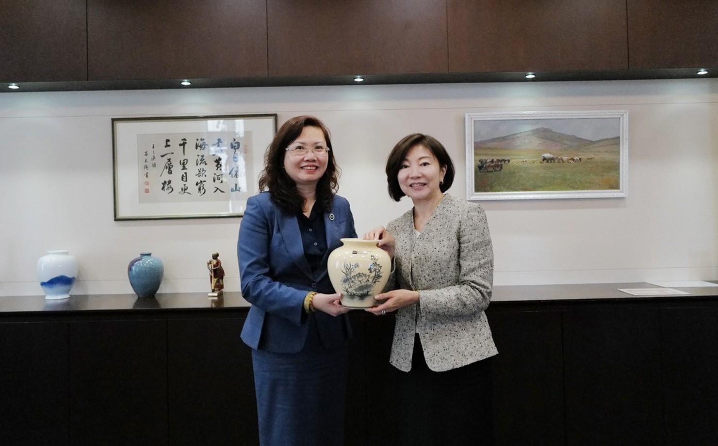 Chủ tịch UBCKNN Vũ Thị Chân Phương (bên trái) trao quà lưu niệm cho Phó Chủ tịch JICA Miyazaki Katsura.