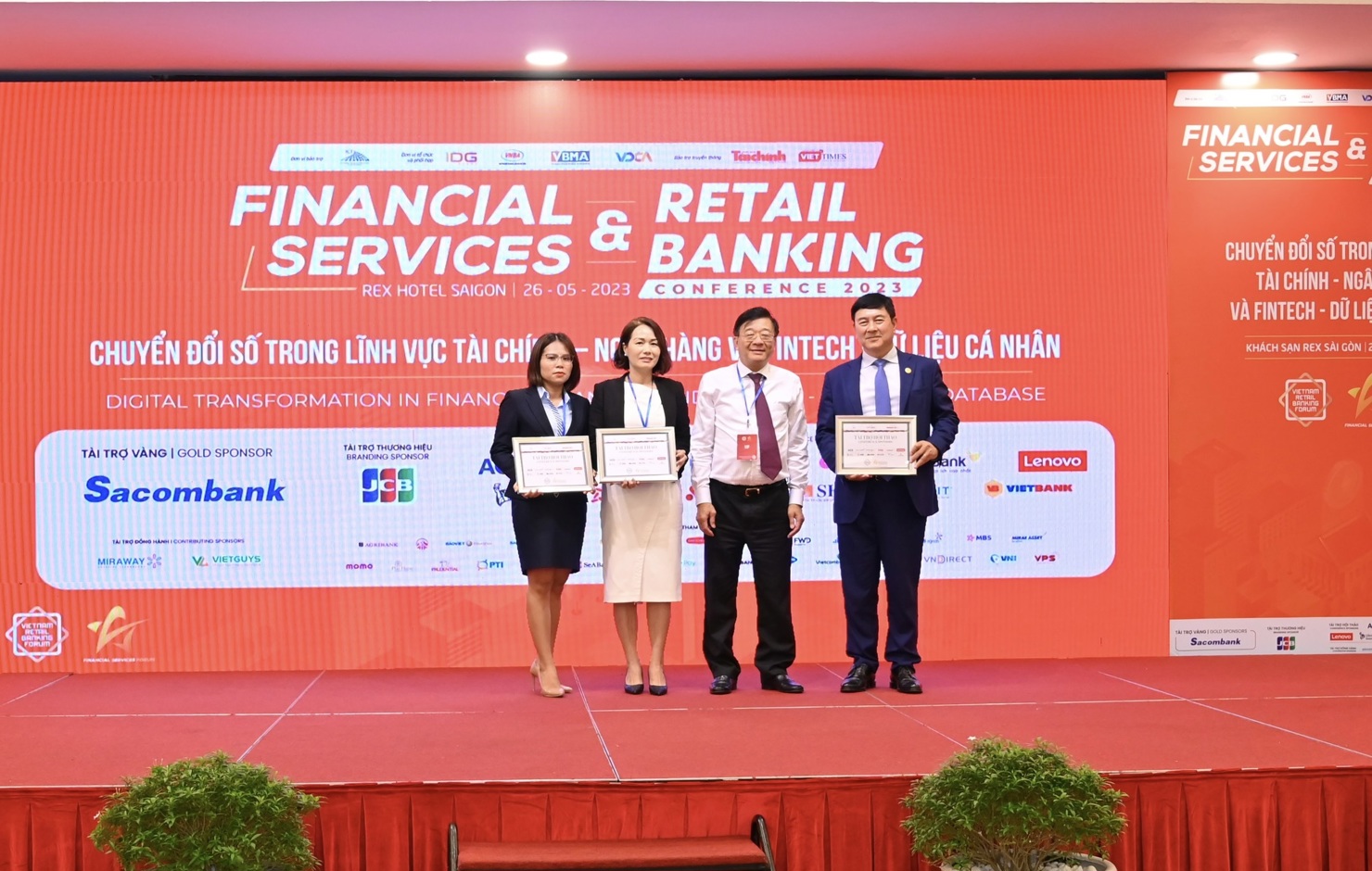 Đại diện BAOVIET Bank và các đơn vị chụp ảnh kỷ niệm tại sự kiện.  