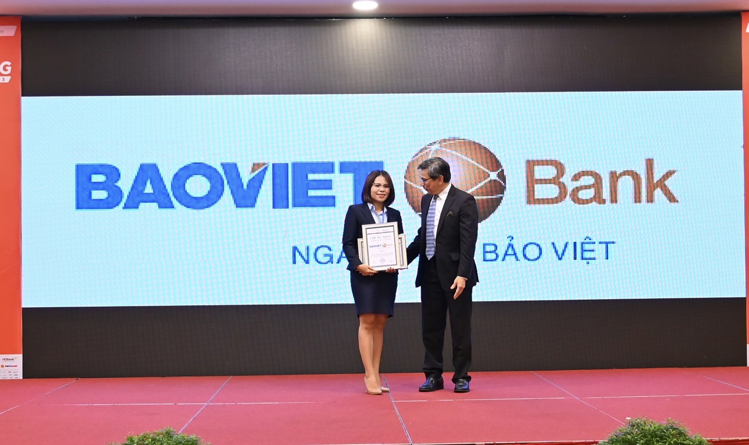 Bà Lê Hoàng Phương Thúy - Trưởng Văn phòng Đại điện BAOVIET Bank tại TP. Hồ Chí Minh nhận giải thưởng Ngân hàng có Ứng dụng Mobile Banking thân thiện khách hàng năm 2023.