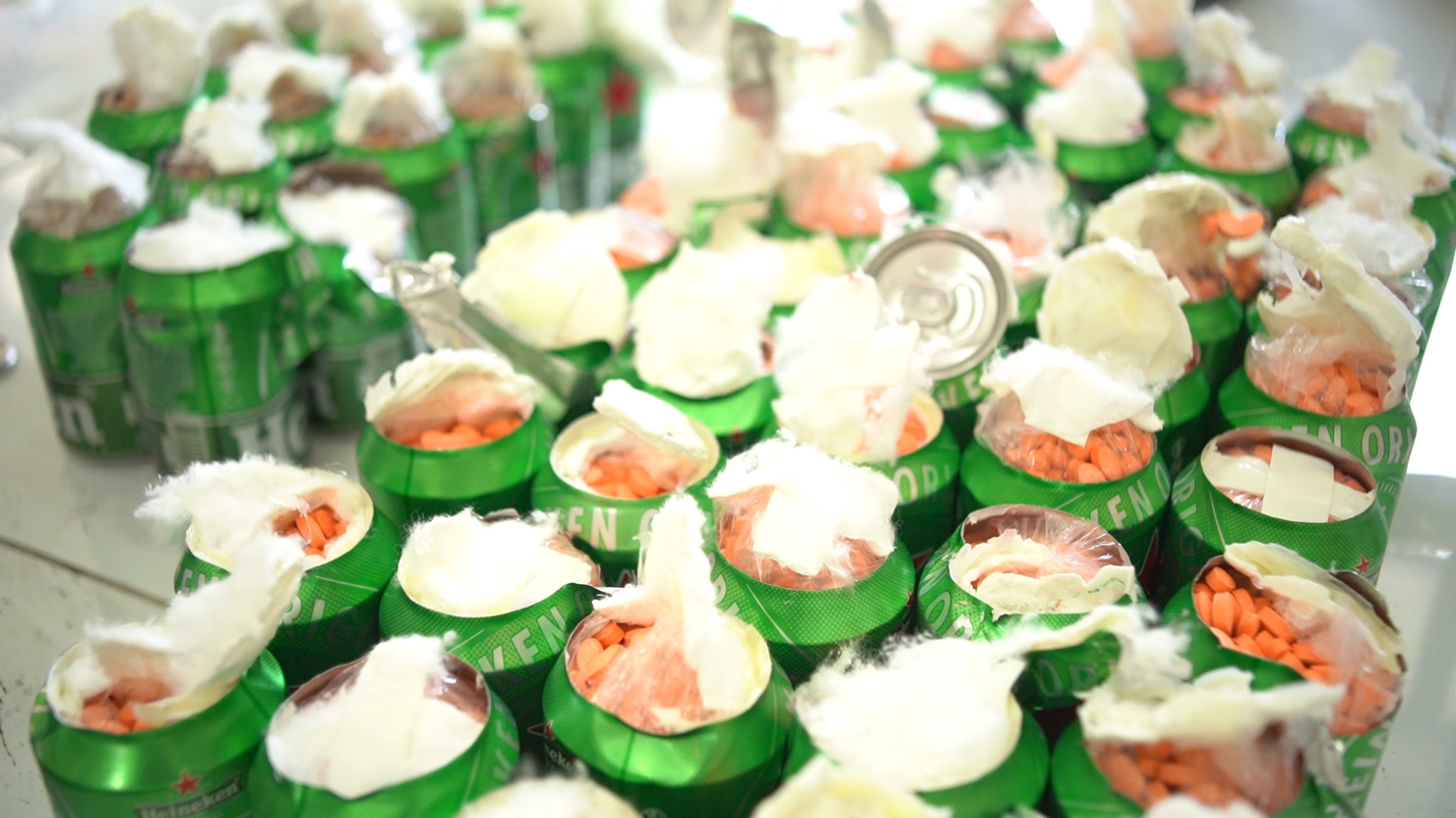 Hơn 20kg ma tuý nguỵ trang trong bỏ lon bia bị lực lượng chức năng phát hiện.