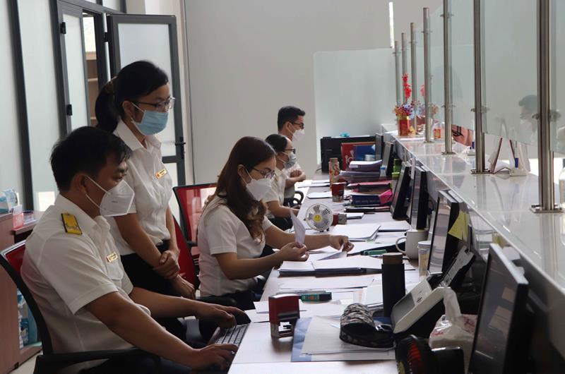 Người nộp thuế làm thủ tục tại Chi cục Thuế Biên Hòa - Vĩnh Cửu. Ảnh: PA