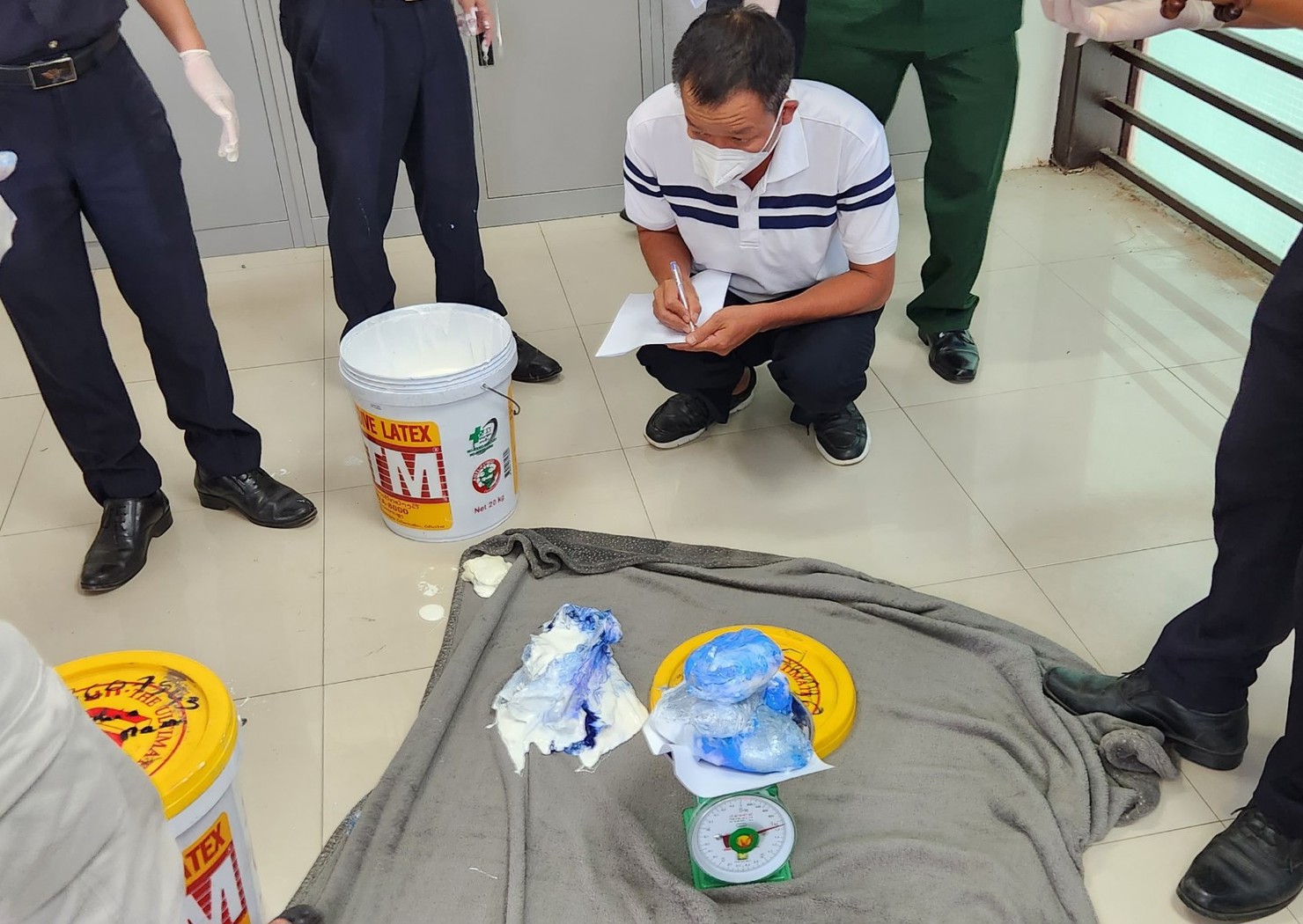 Hơn 01 kg ma túy tổng hợp bị thu giữ.