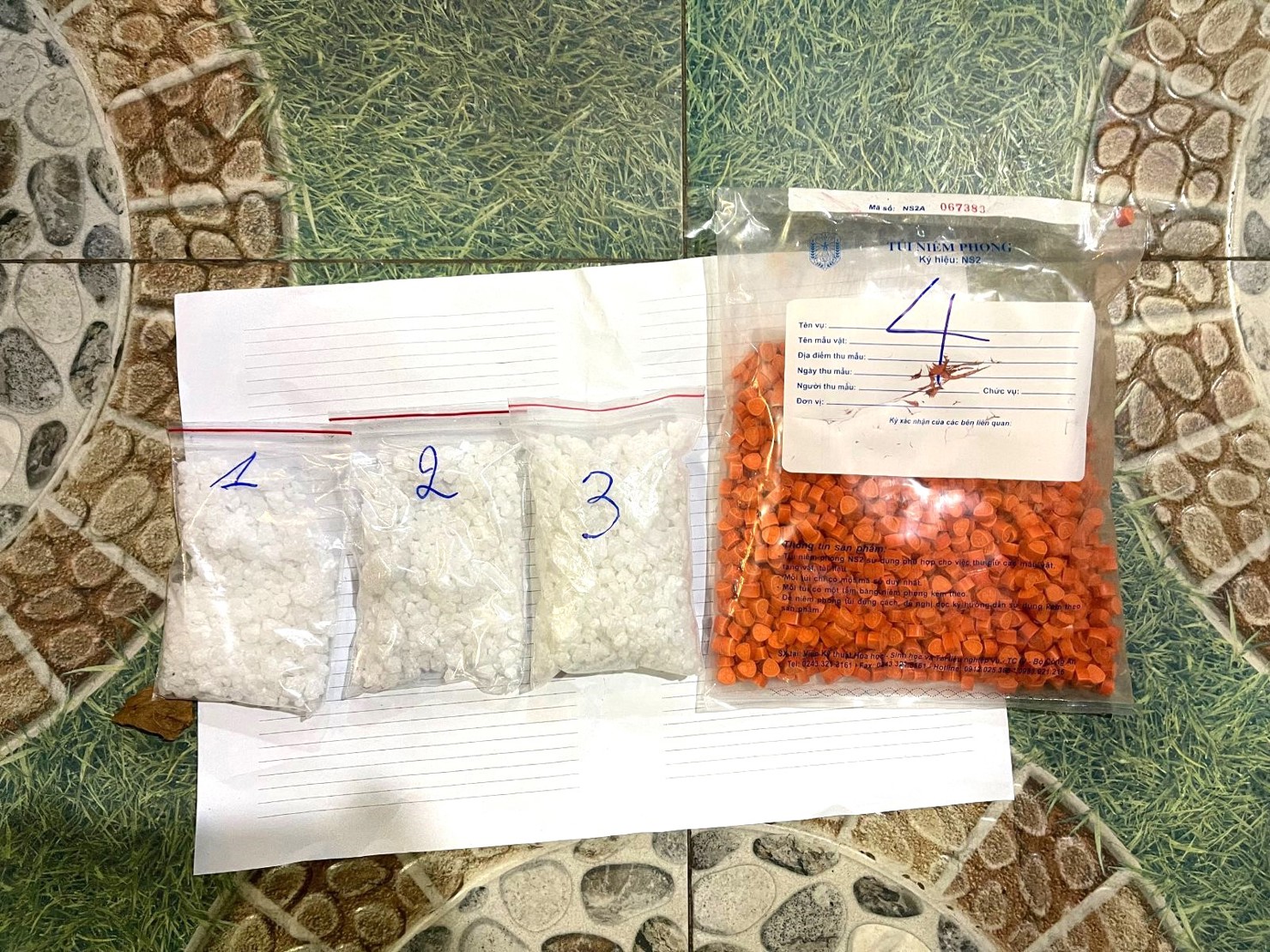 Các lực lượng chức năng thu giữ tang vật 36.000 viên ma túy tổng hợp.