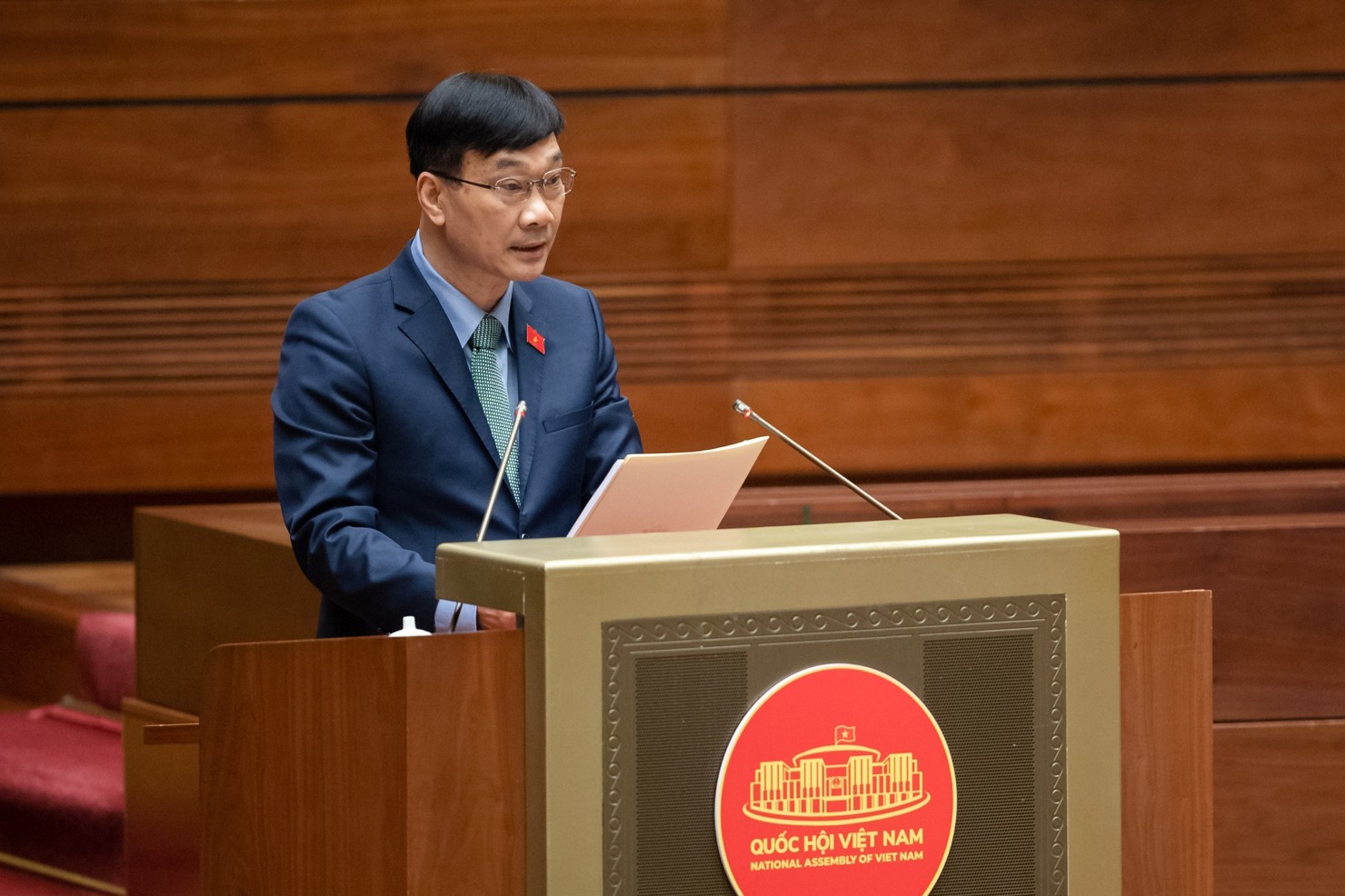 Chủ nhiệm Ủy ban Kinh tế Vũ Hồng Thanh trình bày báo cáo thẩm tra. Ảnh Quochoi.vn