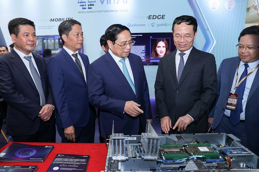 Thủ tướng nghe các đơn vị giới thiệu về ứng dụng công nghệ tại Triển lãm quốc tế về công nghiệp 4.0 .