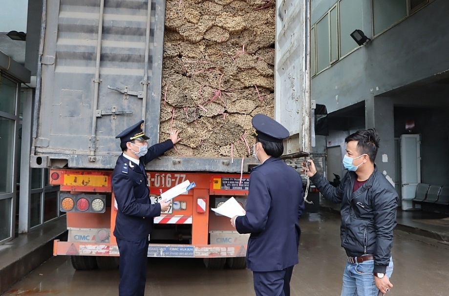 Lực lượng Hải quan Hà Tĩnh tăng cường công tác kiểm tra, giám sát hàng hóa.