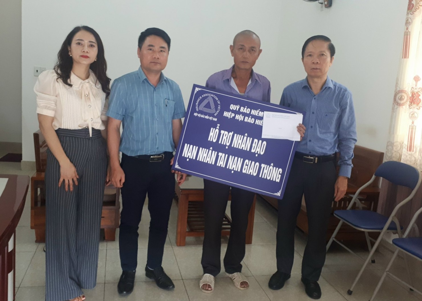 Đại diện Quỹ Bảo hiểm xe cơ giới trao hỗ trợ nhân đạo cho gia đình nạn nhân Phạm Văn Duy.