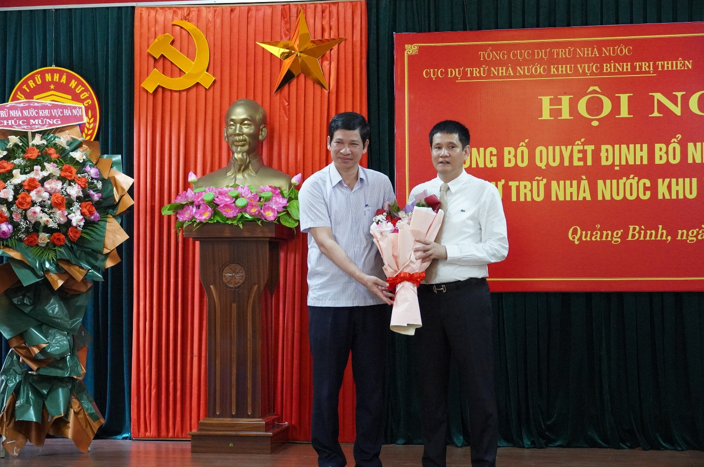 Phó Chủ tịch Thường trực Hội đồng nhân dân tỉnh Nguyễn Công Huấn tặng hoa chúc mừng ông Lê Quang Thành được bổ nhiệm giữ chức vụ Cục trưởng Cục DTNN khu vực Bình Trị Thiên.