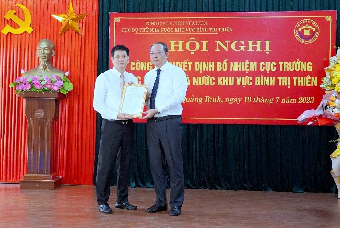 Ông Vũ Xuân Bách - Quyền Tổng cục trưởng Tổng cục DTNN trao Quyết định bổ nhiệm Cục trưởng Cục DTNN khu vực Bình Trị Thiên cho ông Lê Quang Thành.  