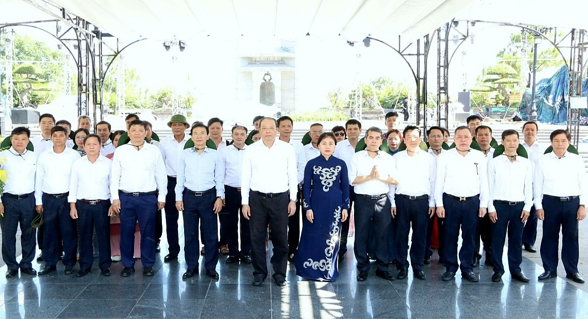 Đoàn công tác của Tổng cục DTNN dâng hương tưởng niệm các Anh hùng liệt sỹ tại Nghĩa trang Liệt sỹ Quốc gia Đường 9.