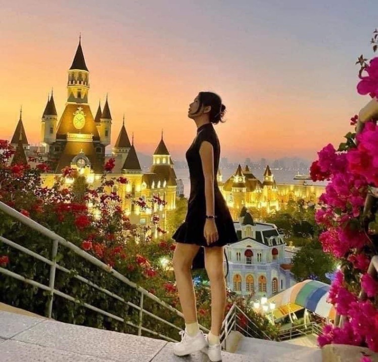 Giữa khung cảnh tuyệt đẹp ấy, chỉ cần bật camera lên là du khách có ngay những bức ảnh đẹp. Ảnh: VinWonders