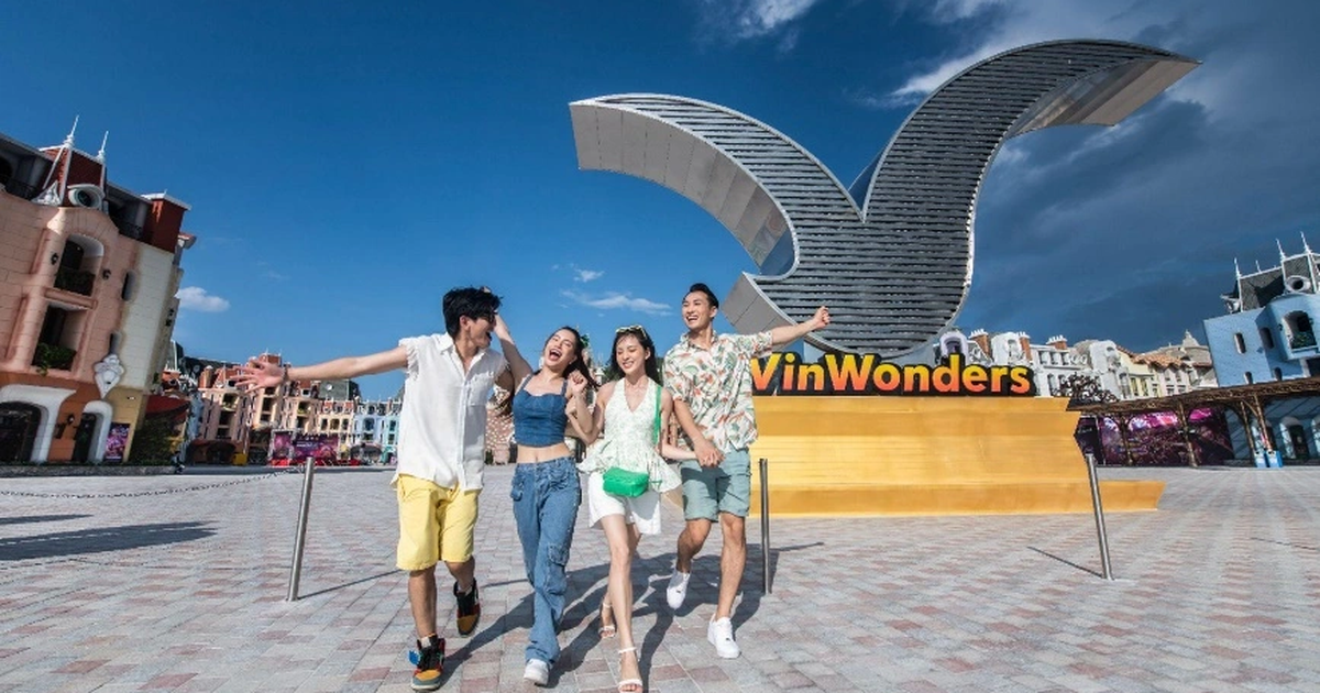 Du khách check-in thỏa thích với dãy phố mua sắm đậm chất Châu Âu bên bờ biển. Ảnh: VinWonders