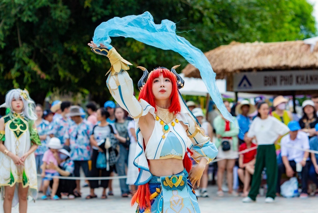 Trình diễn cosplay rực rỡ sắc màu. Ảnh: VinWonders