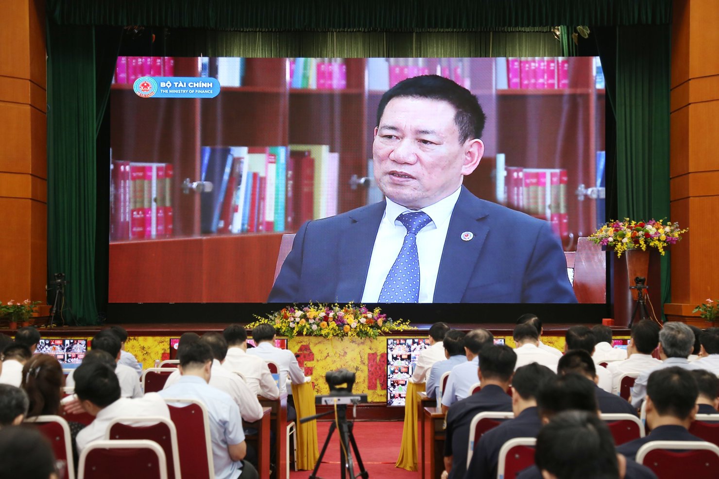 Các đại biểu xem video kết quả công tác tài chính – NSNN 6 tháng đầu năm 2023. Ảnh: Văn Trường  