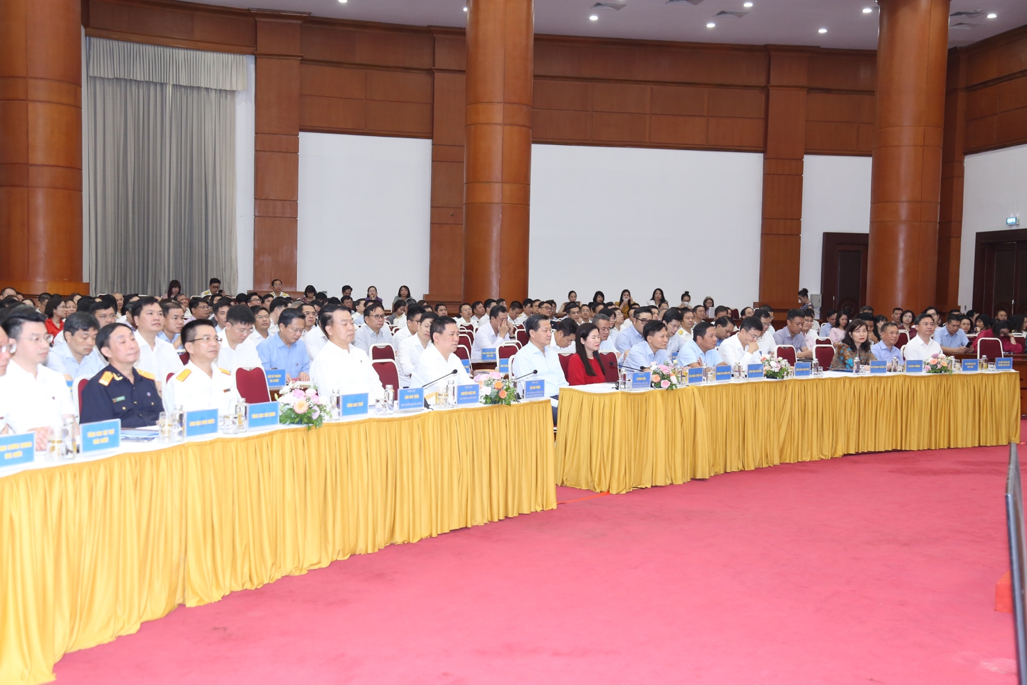 Phó Thủ tướng Chính phủ Lê Minh Khái, Lãnh đạo Bộ Tài chính và các đại biểu tham dự Hội nghị. Ảnh: Văn Trường