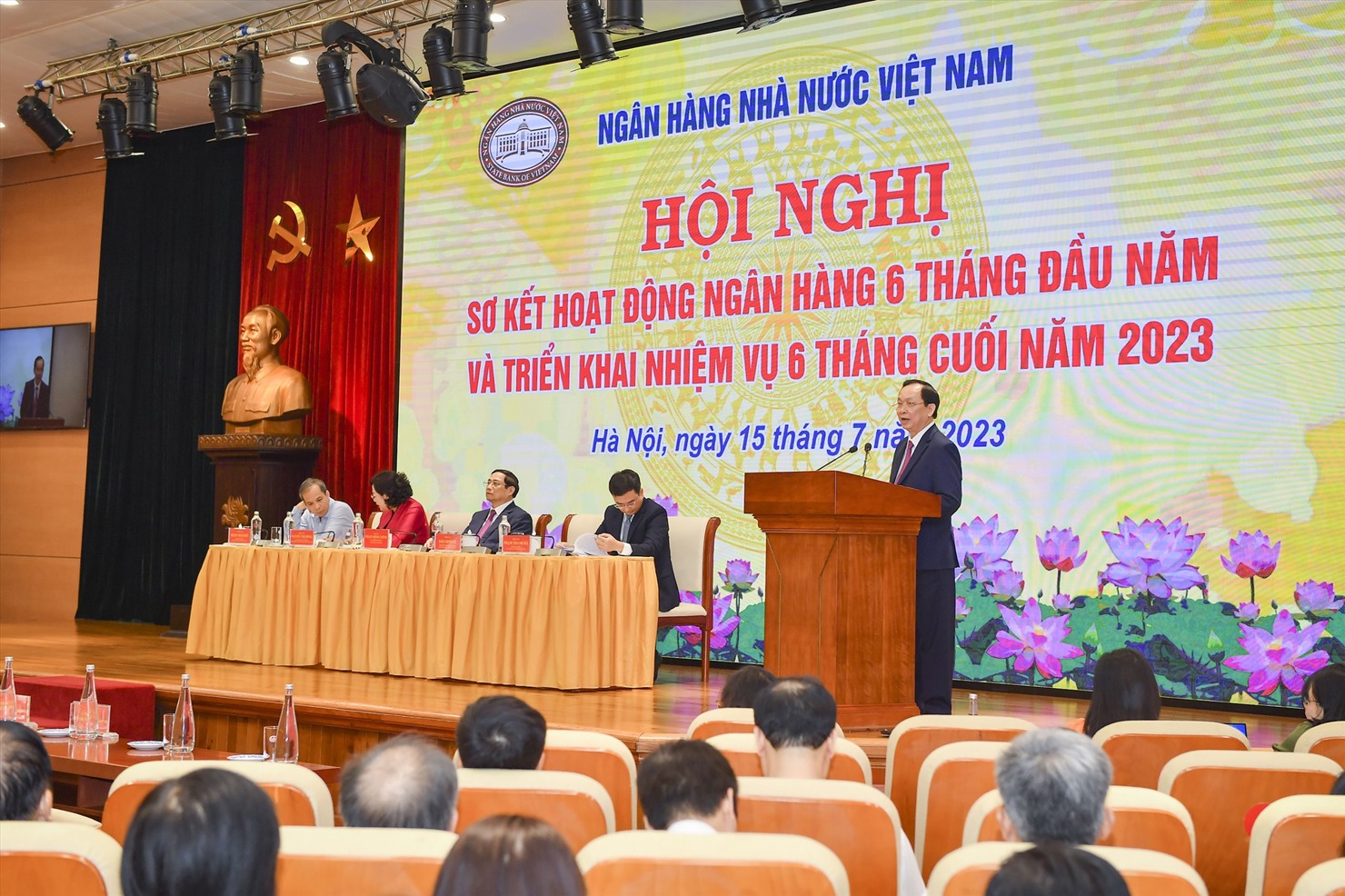Phó Thống đốc NHNN Đào Minh Tú nêu các định hướng chính sách tiền tệ trong 6 tháng cuối năm tại Hội nghị. Ảnh: NHNN