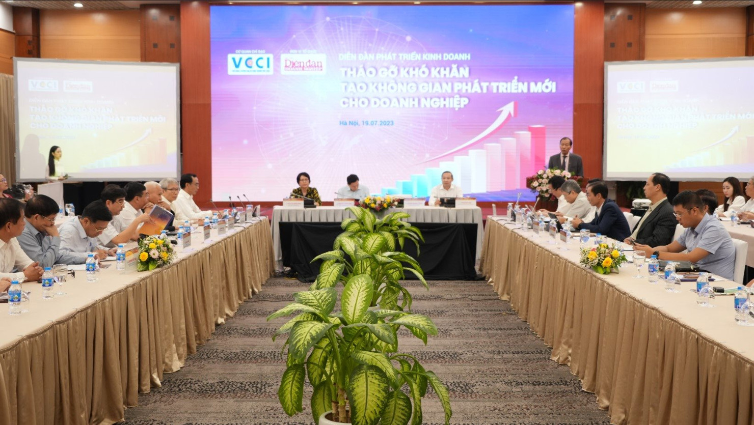 Quang cảnh Diễn đàn. 