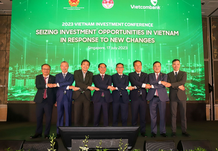 Các đại biểu chụp ảnh lưu niệm