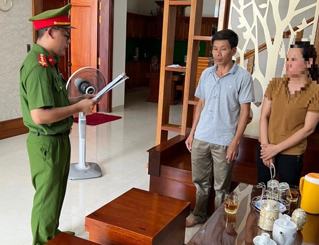 Công an tỉnh Quảng Bình tống đạt quyết định khởi tố vụ án, khởi tố bị can đối với Nguyễn Khánh Tùng về hành vi trốn thuế. Nguồn: Công an Quảng Bình