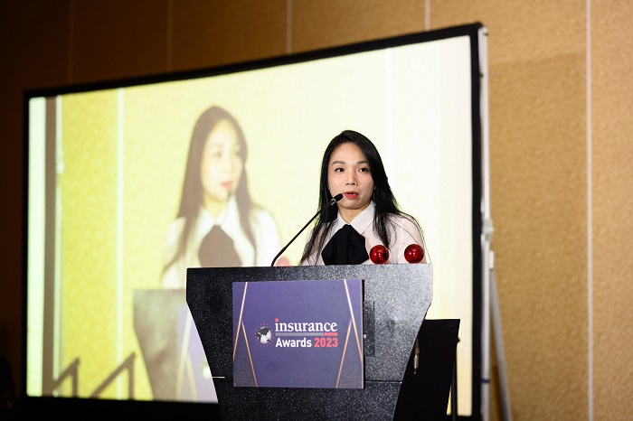 Bà Chung Trâm, Trưởng bộ phận Sản phẩm Xe cơ giới, Bảo hiểm Liberty, đại diện đội ngũ nhận giải thưởng Sáng kiến Bảo hiểm Ô tô của năm – Việt Nam.