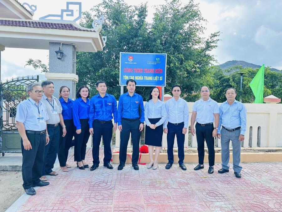 Đoàn công tác dự lễ bàn giao và cắt băng khánh thành công trình thanh niên tôn tạo nghĩa trang liệt sỹ tại xã Đức Phú, huyện Mộ Đức