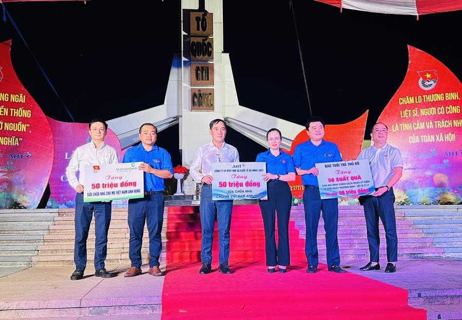 Đại diện lãnh đạo Tỉnh đoàn Quảng Ngãi nhận các phần quà được trao tặng cho các gia đình liệt sỹ, người có công với cách mạng  