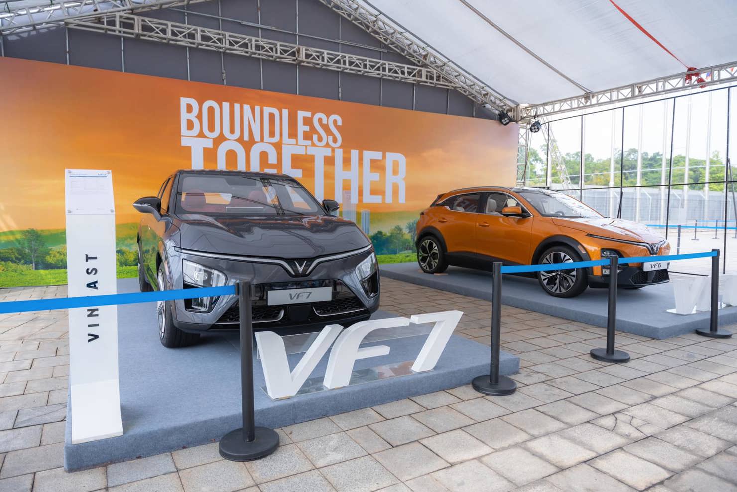 Cơ hội hiếm hoi công chúng có thể khám phá chi tiết tất các mẫu xe điện VinFast. Ảnh: VF8.