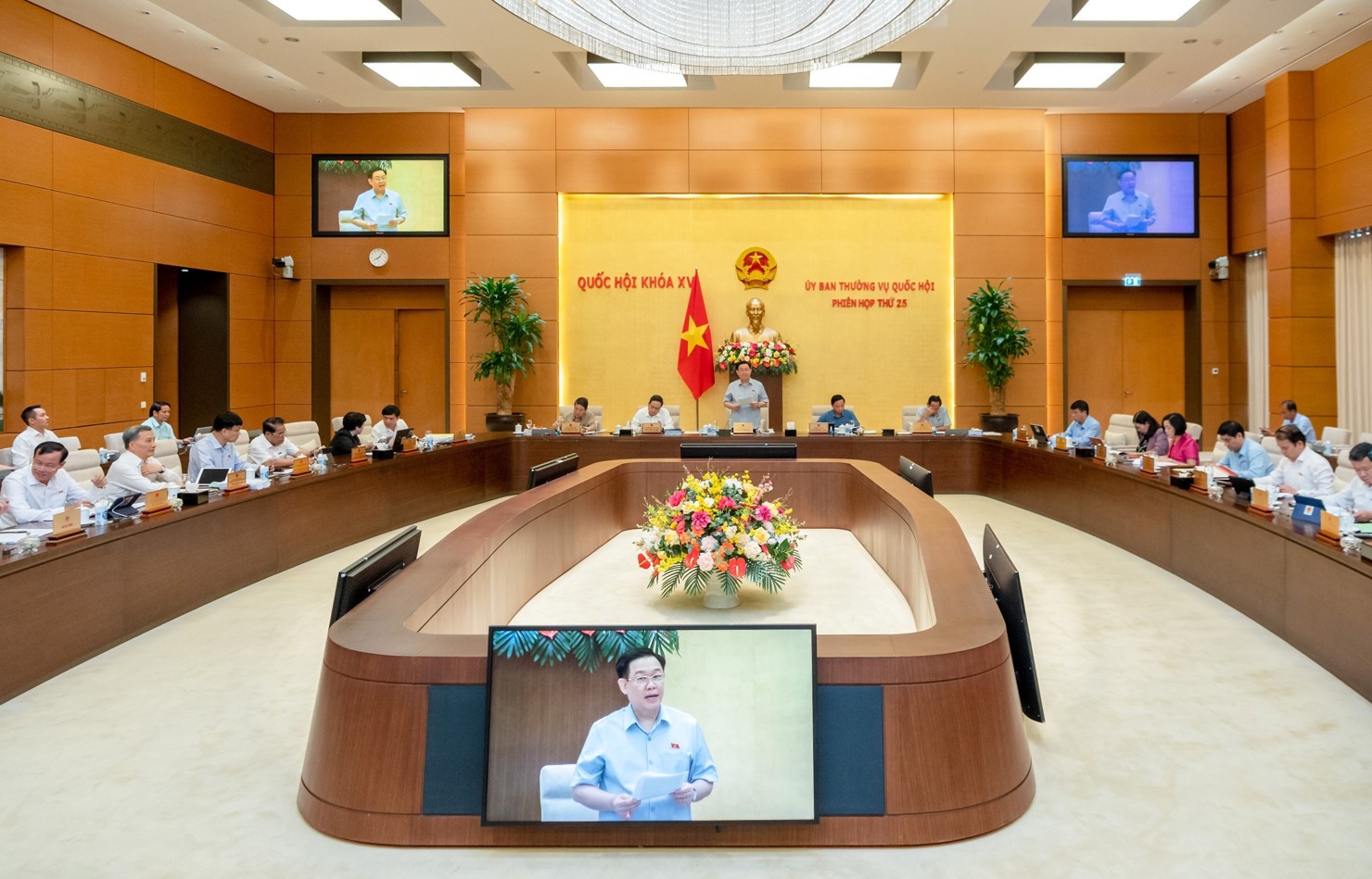 Quang cảnh Phiên họp thường kỳ tháng 8 của Ủy ban Thường vụ Quốc hôi. 