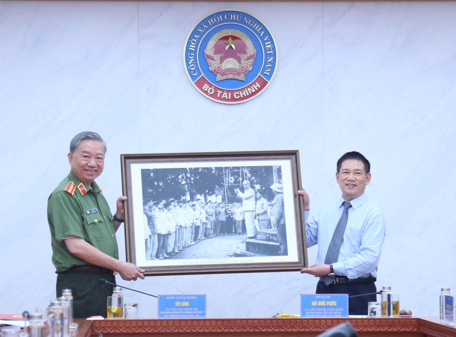 Bộ trưởng Bộ Tài chính Hồ Đức Phớc và Bộ trưởng Bộ Công an Tô Lâm. Ảnh: Gia Hân