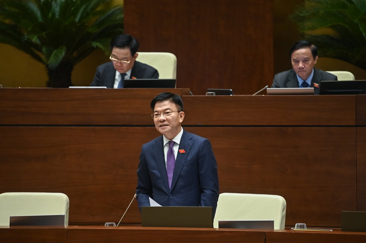 Bộ trưởng Bộ Tư pháp đăng đàn trả lời chất vấn.