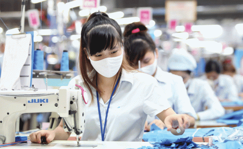 Do tác động khách quan từ suy thoái kinh tế, xuất khẩu dệt may Việt Nam vào Mỹ giảm gần 27% (ảnh minh hoạ)