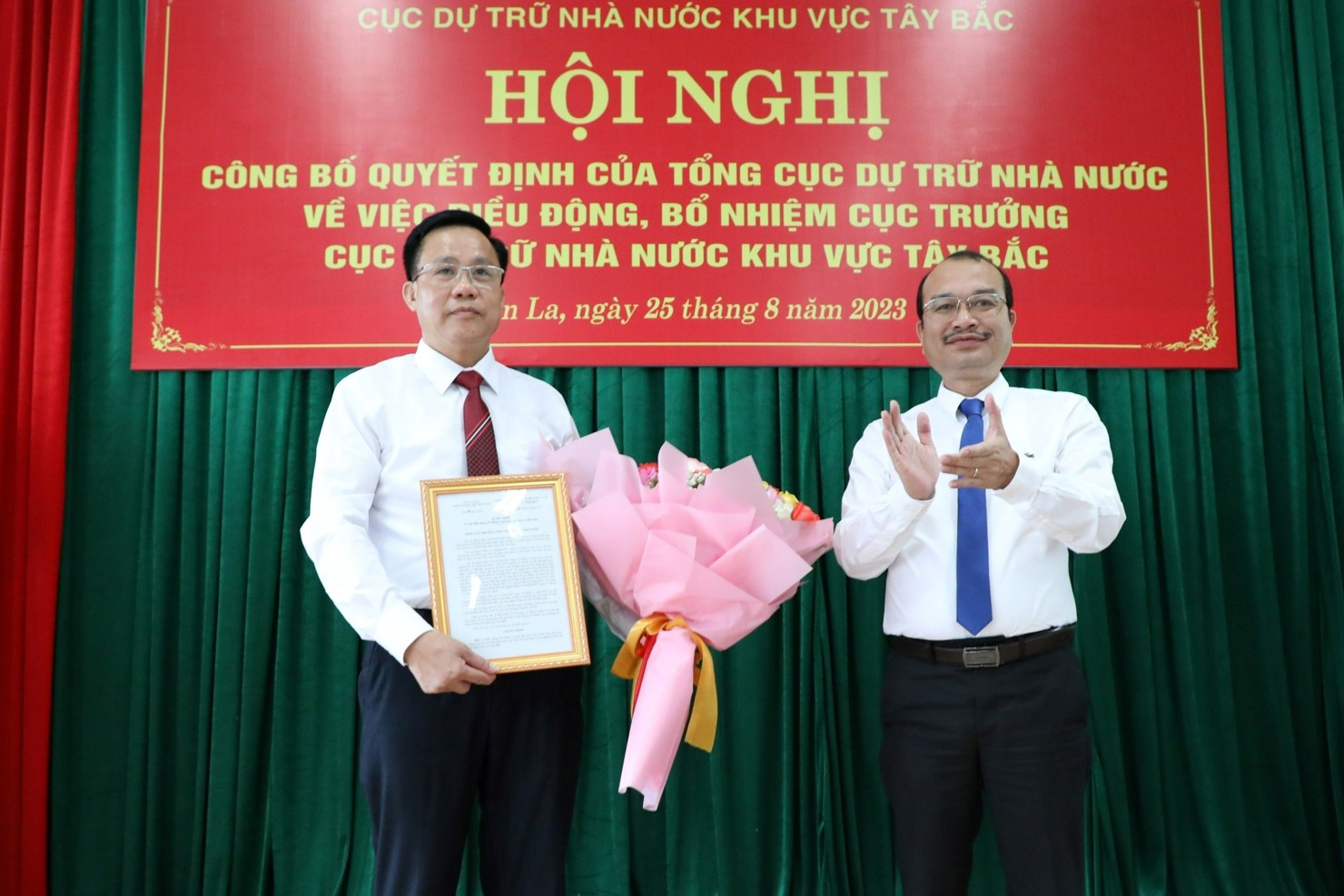 Phó Tổng cục trưởng Tổng cục DTNN Phạm Vũ Anh trao Quyết định, tặng hoa chúc mừng tân Cục trưởng Cục DTNN khu vực Tây Bắc.