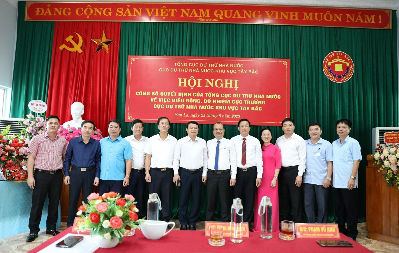 Các đại biểu chụp ảnh lưu niệm chúc mừng tân Cục trưởng Ngô Xuân Huy.  