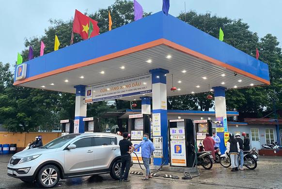 Bộ Công Thương yêu cầu các doanh nghiệp đầu mối kinh doanh xăng dầu thực hiện nghiêm túc, đầy đủ tổng nguồn xăng dầu tối thiểu năm 2023 đã được phân giao.