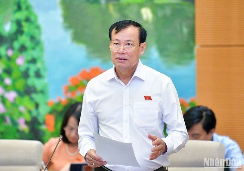 Chủ nhiệm Ủy ban Quốc phòng và An ninh của Quốc hội Lê Tấn Tới báo cáo tại phiên họp. Ảnh: Duy Linh