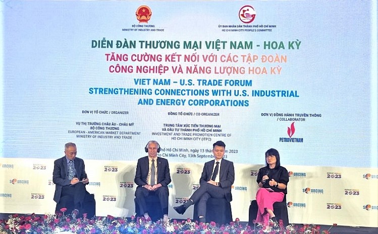 Các đại biểu thảo luận tại Diễn đàn.