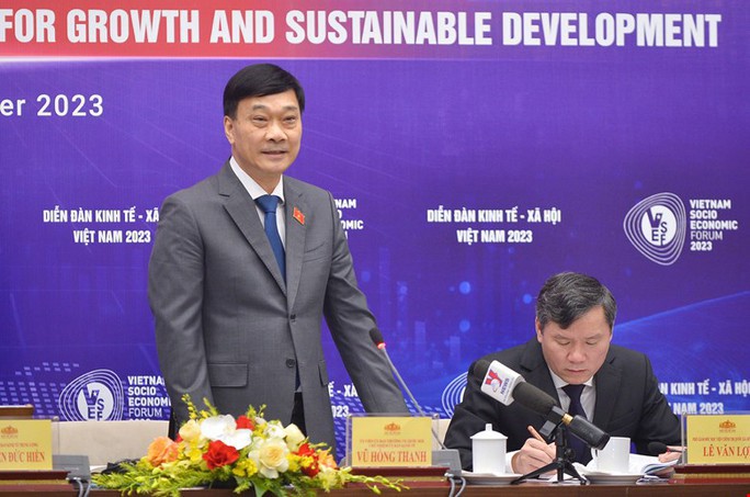 Ông Vũ Hồng Thanh - Chủ nhiệm Ủy ban Kinh tế của Quốc hội trao đổi thông tin với báo chí trước thềm Diễn đàn.