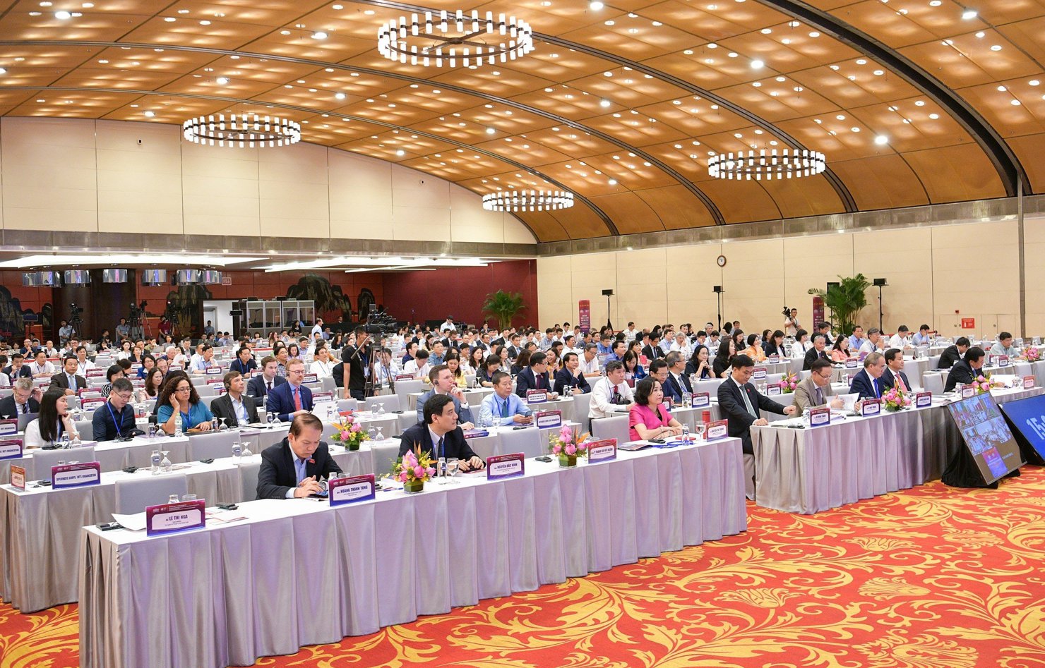Các đại biểu tham dự Phiên toàn thể của Diễn đàn. 