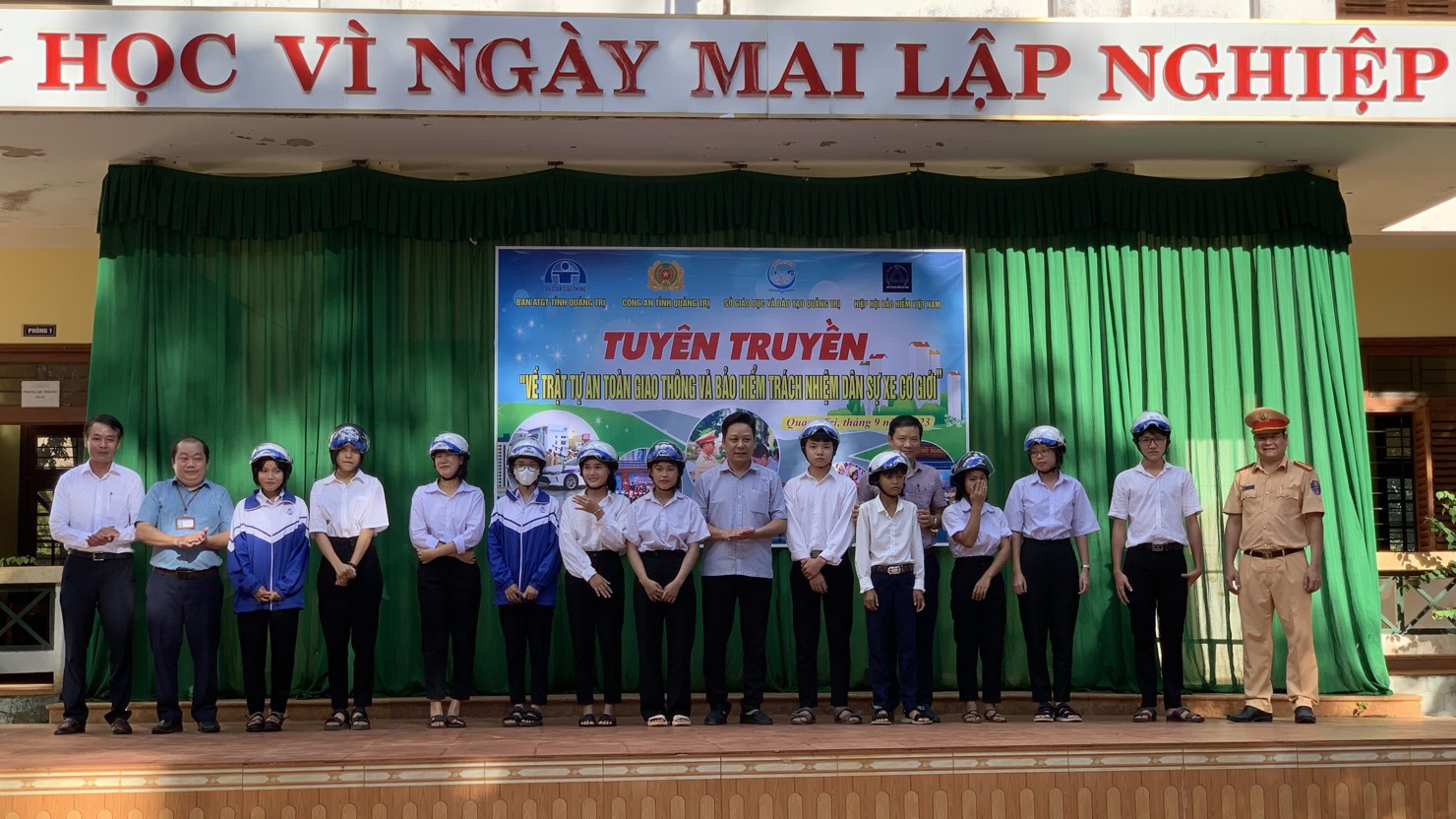 Các đại biểu tặng mũ bảo hiểm cho học sinh nghèo vượt khó.