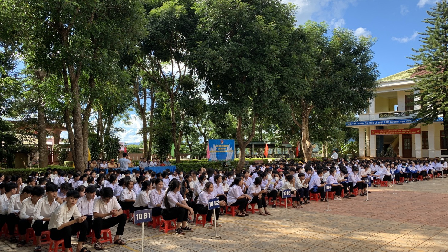 Đông đảo học sinh tham gia chương trình tuyên truyền.