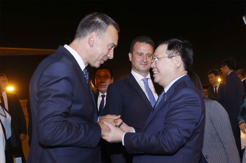 Thị trưởng thành phố Burgas Dimitar Nikolov tiễn Chủ tịch Quốc hội Vương Đình Huệ tại sân bay thành phố Burgas (Bulgaria). Ảnh: Doãn Tấn