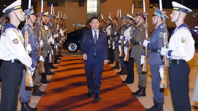 Lễ tiễn Chủ tịch Quốc hội Vương Đình Huệ tại sân bay thành phố Burgas (Bulgaria). Ảnh: Doãn Tấn