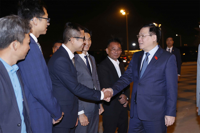 Cán bộ Đại sứ quán Việt Nam tiễn Chủ tịch Quốc hội Vương Đình Huệ tại sân bay thành phố Burgas (Bulgaria). Ảnh: Doãn Tấn