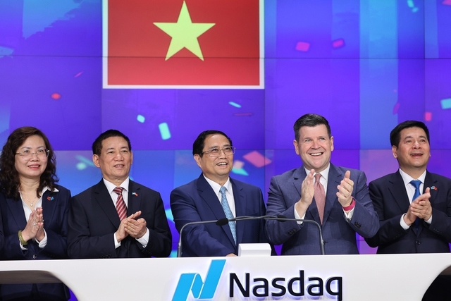 Lãnh đạo Sàn giao dich chứng khoán NASDAQ trao Thủ tướng nghi thức khai mạc phiên giao dịch - Ảnh: VGP/Nhật Bắc