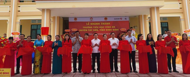 Bộ trưởng Hồ Đức Phớc (giữa) cùng các đại biểu cắt băng khánh thành Trường Tiểu học Vĩnh An. Ảnh: C.H