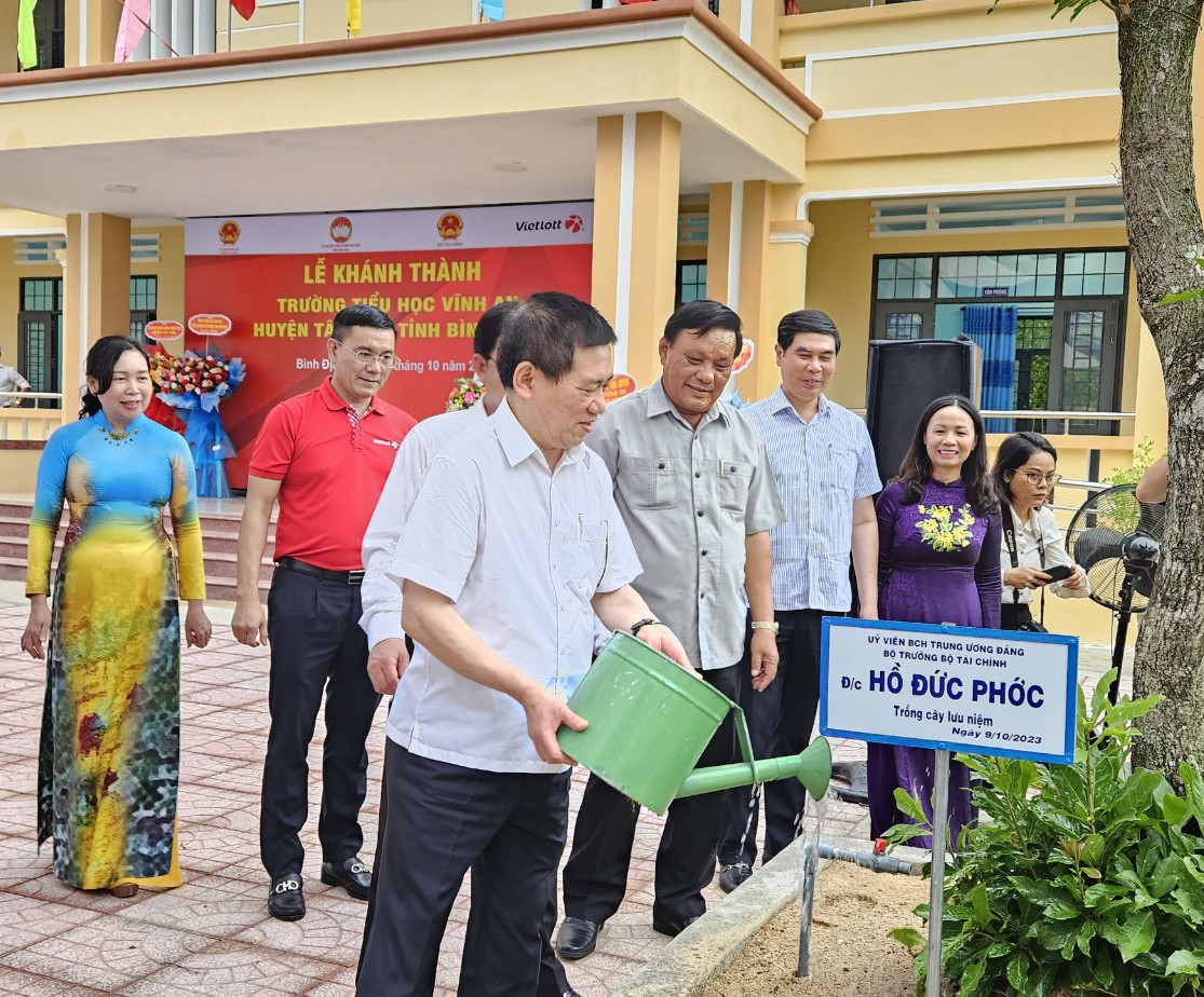 Bộ trưởng Hồ Đức Phớc và Bí thư Tỉnh ủy Hồ Quốc Dũng đã trồng cây lưu niệm tại Trường tiểu học Vĩnh An. Ảnh: M.A