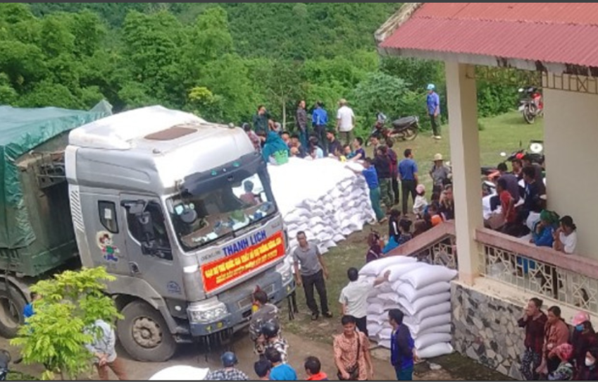 Cục DTNN khu vực Thanh Hóa thực hiện xuất cấp gạo DTQG hỗ trợ nhân dân huyện Mường Lát thực hiện công tác bảo vệ, phát triển rừng.